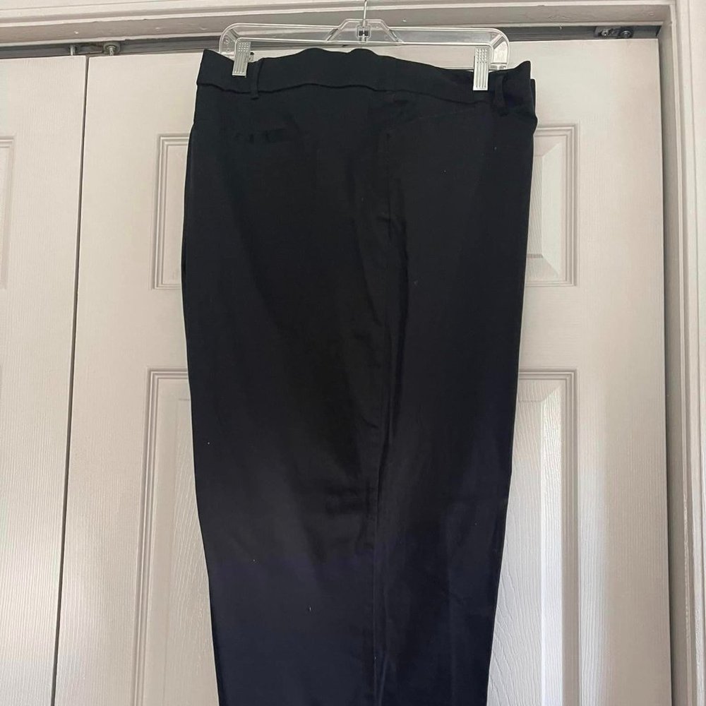 Avenue size 30 black dressy capris